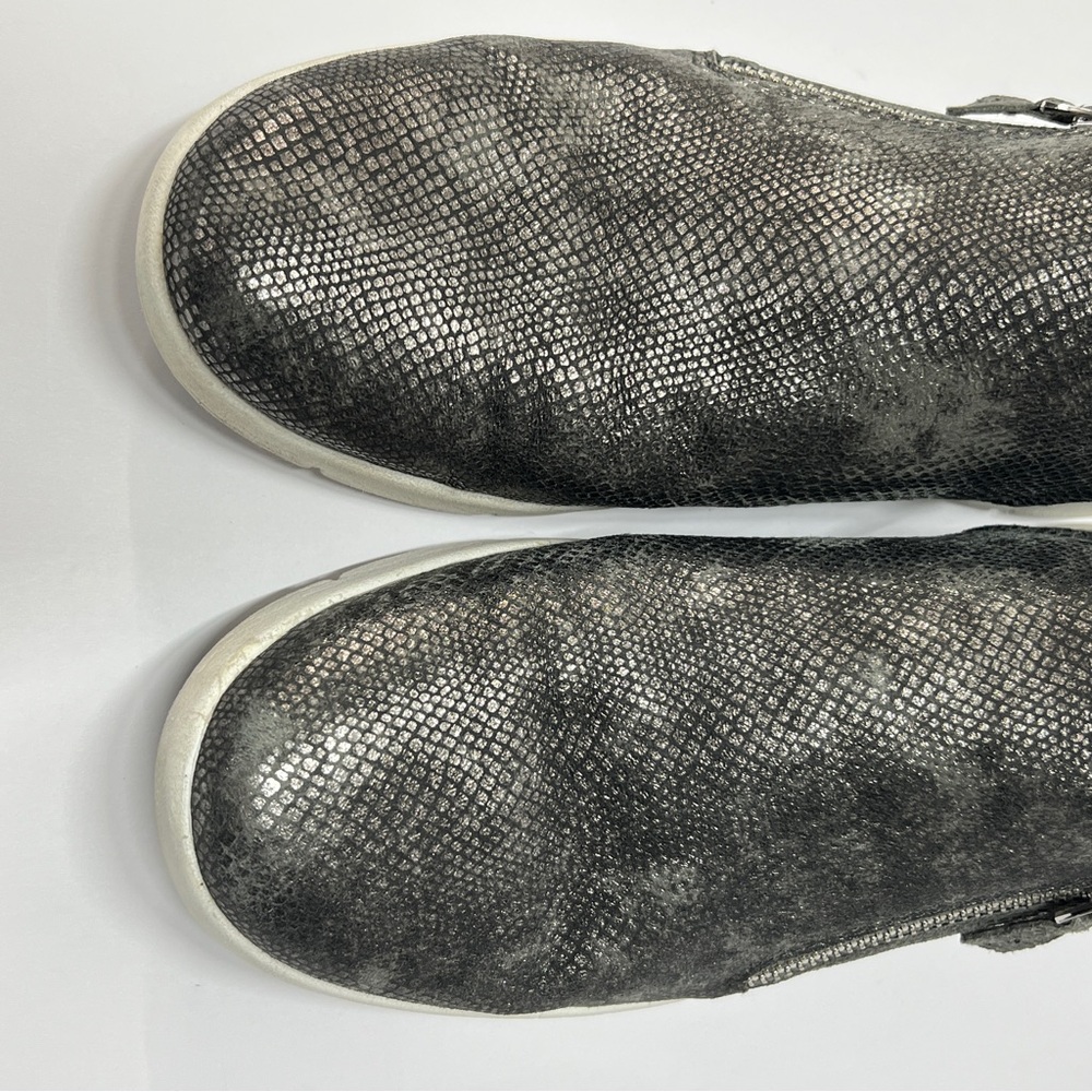 JOHNSTON & MURPHY Women’s Size 7 1/2 Silver Metallic Ankle Bootie - Picture 4 of 9